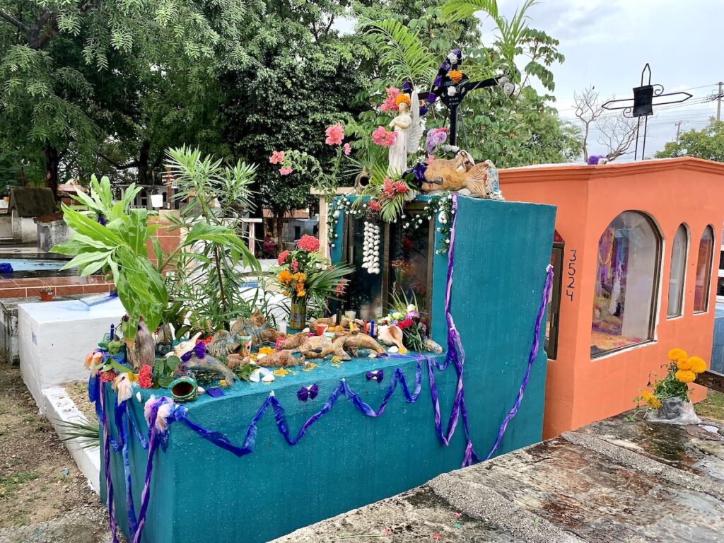 Grave decorated for Día de los Muertos