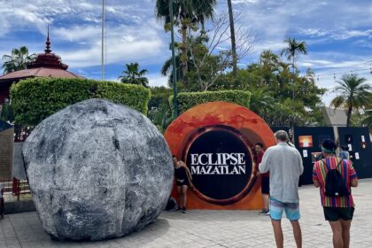 Eclipse statues of sun and moon