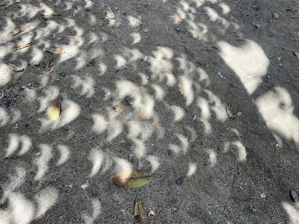 Eclipse shadow patterns