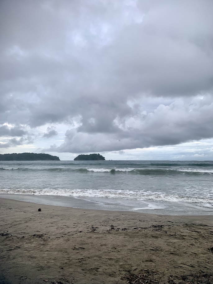 High tide in Sámara Bay