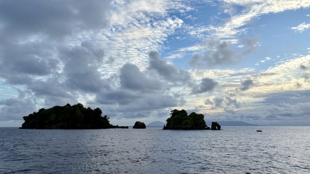 Tiny islands and one lonely dinghy