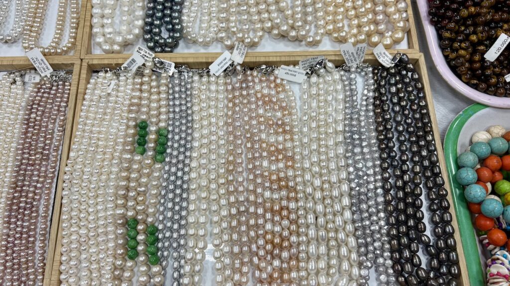Pearls for sale at Duong Dong Night Market