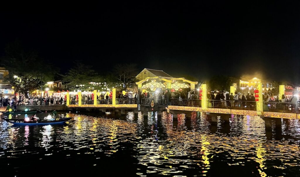 An Hội Lantern Bridge at night