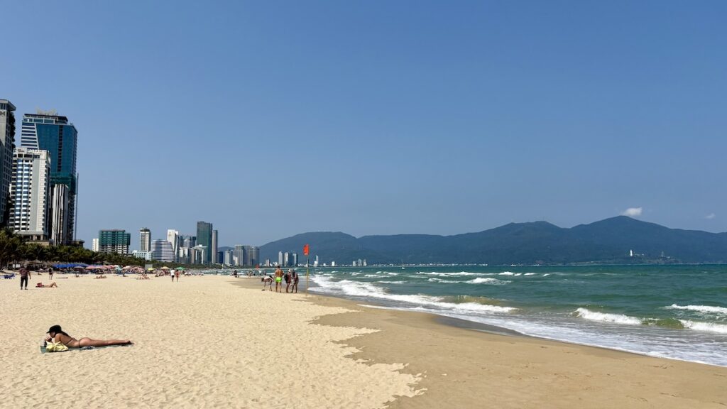 Đà Nẵng beach with Pacific Ocean waves