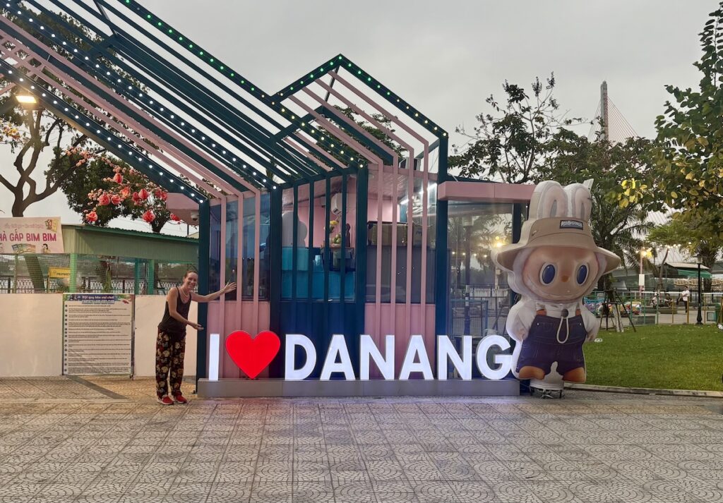 Mrs. ItchyFeet and Đà Nẵng letters