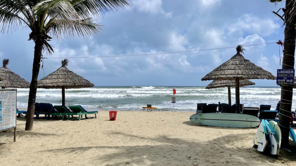Đà Nẵng beach with red flag and waves