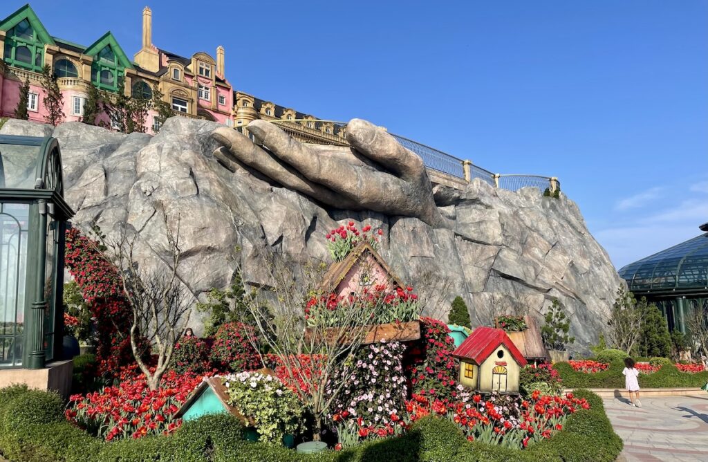 Bà Nà Hills gardens with hand sculpture